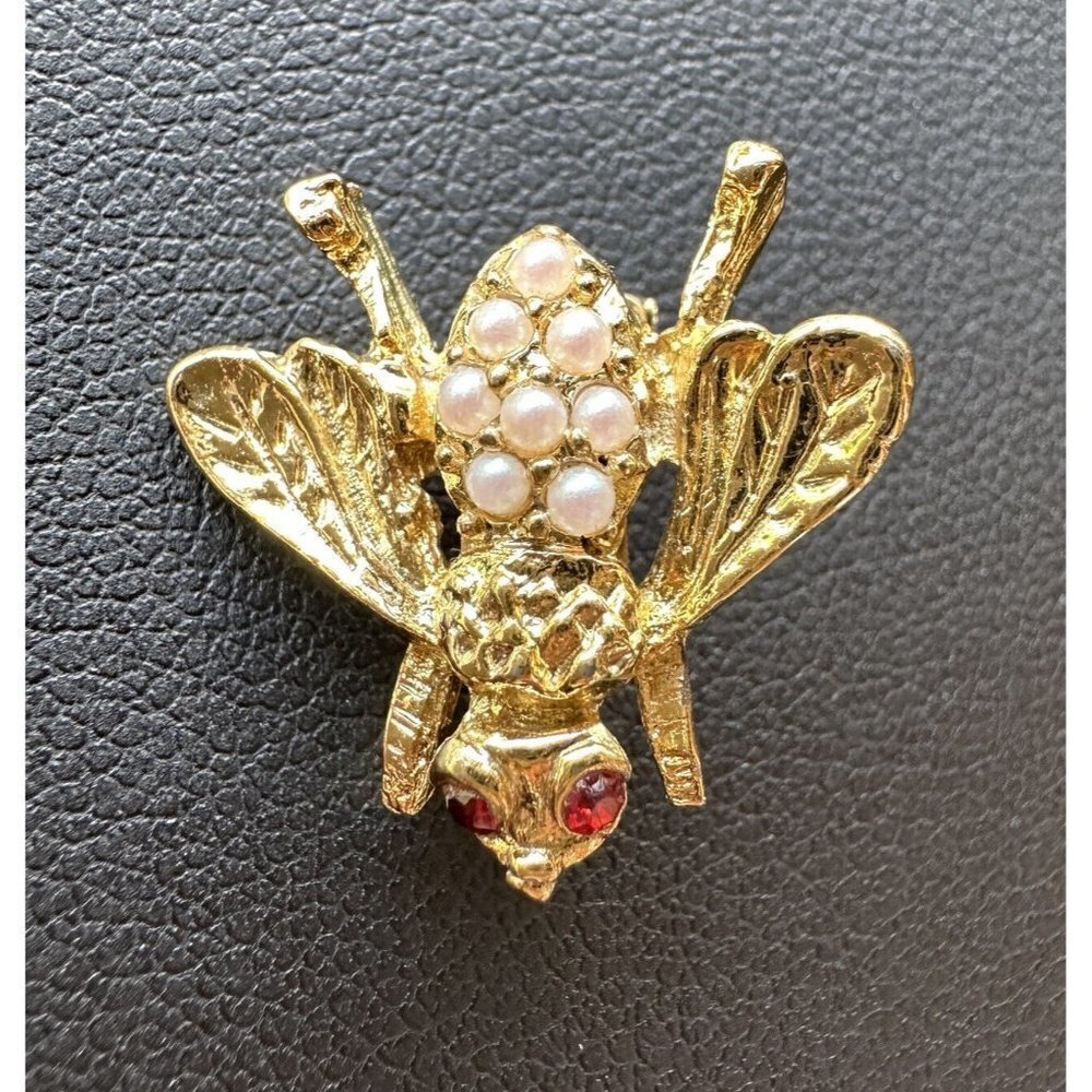 VTG Bumble Bee Pin Brooch 0.625 Inch Gold Tone Baby Pearl Red Rhinestones‎ Eyes